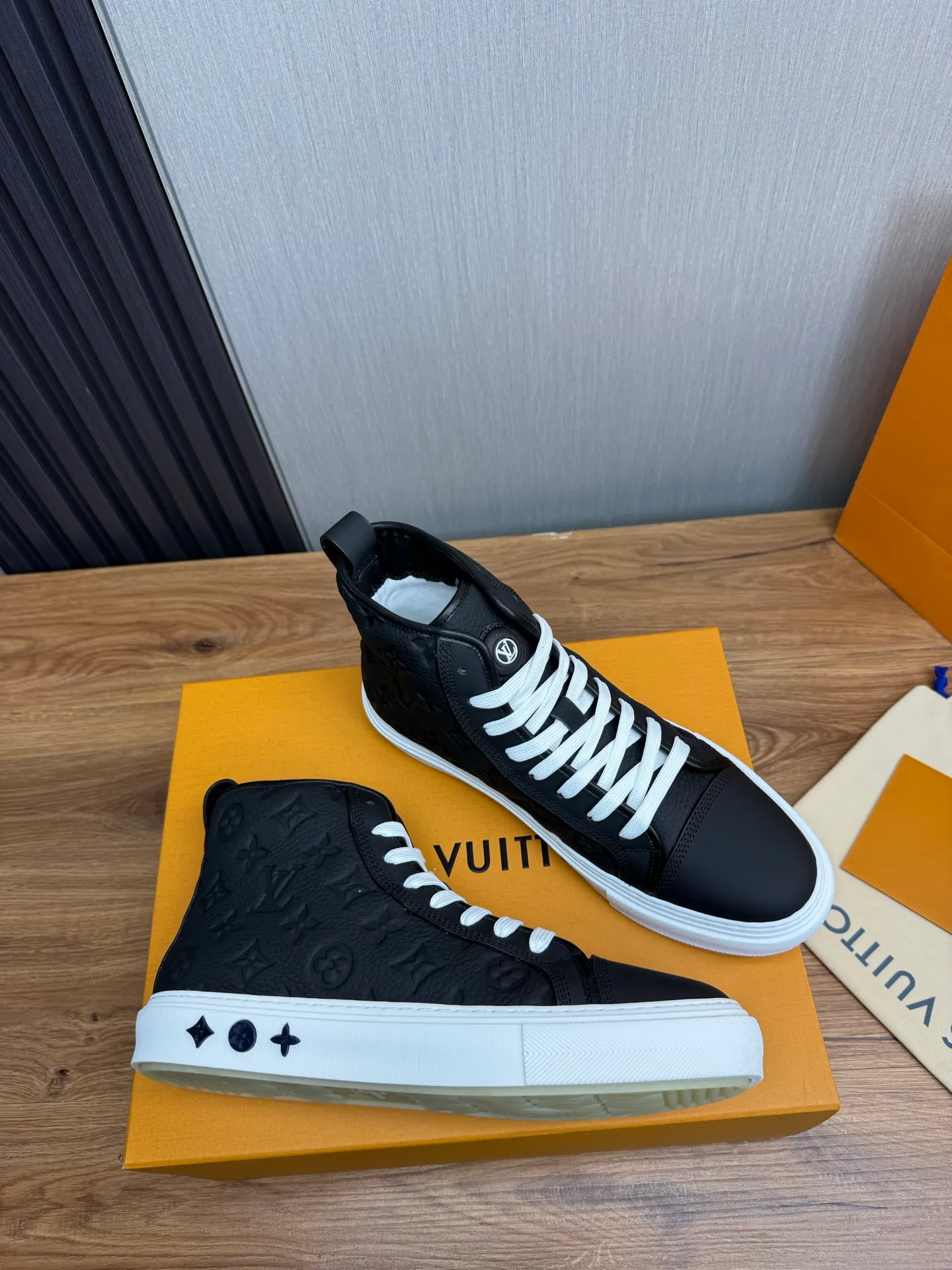 Men's shoes 💰840💰 LOUIS VUITTON [Luden Yiwei] The new trendy Lv is on the market 🎁, casual and fashionable men's shoes 👟 1:1 shipment ⬆️The upper is made of imported cowhide + cowhide mesh lining, the original wear-resistant rubber outsole, the version is simple and elegant, exclusive for trendy men. 38-45 (38.45 is non-refundable if made to order)